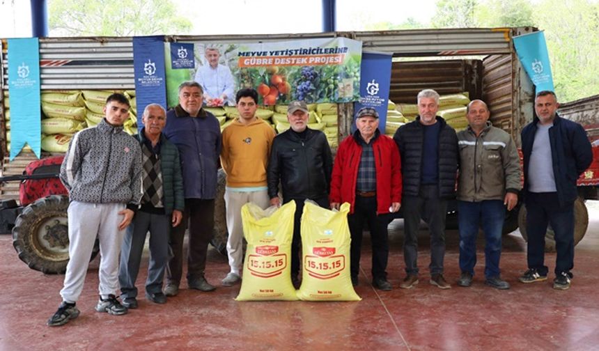Büyükşehir’den 1.785 üreticiye 500 ton gübre desteği