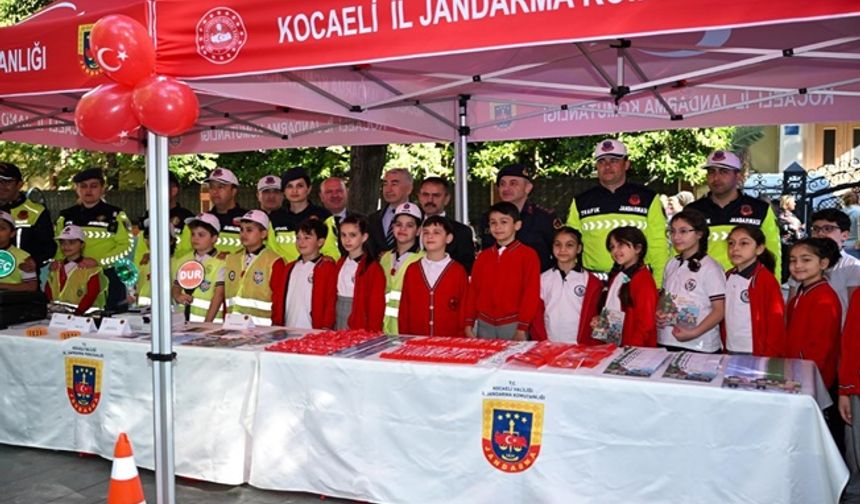 Vali Aktaş, Ulugazi İlkokulu Öğrencileriyle Gerçekleştirilen Trafik Haftası Etkinliklerine Katıldı