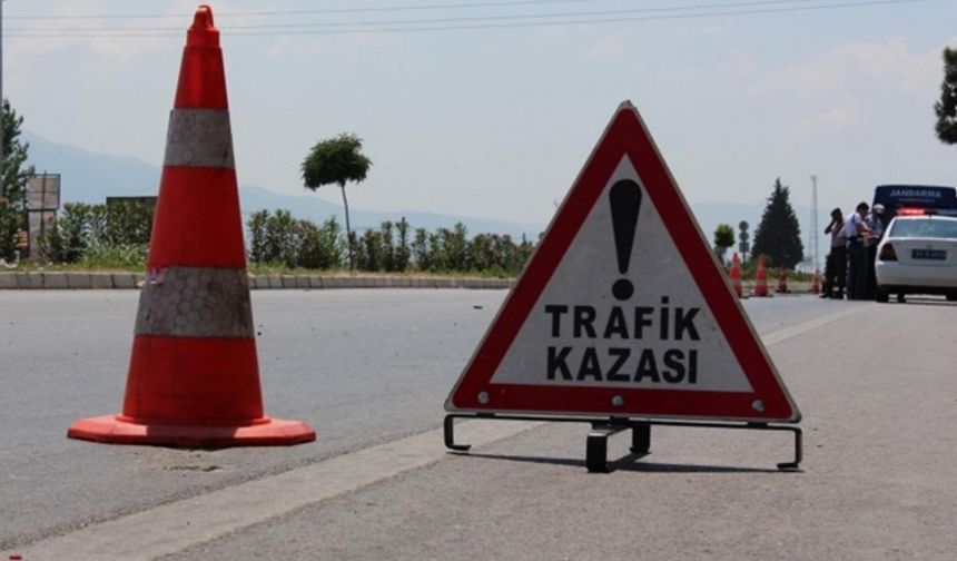 Sakarya'da tır devrildi: Otoyolda uzun süre trafik kilitlendi