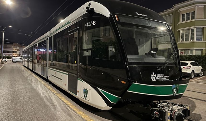 9. tramvay raylara indi, son araç yolda