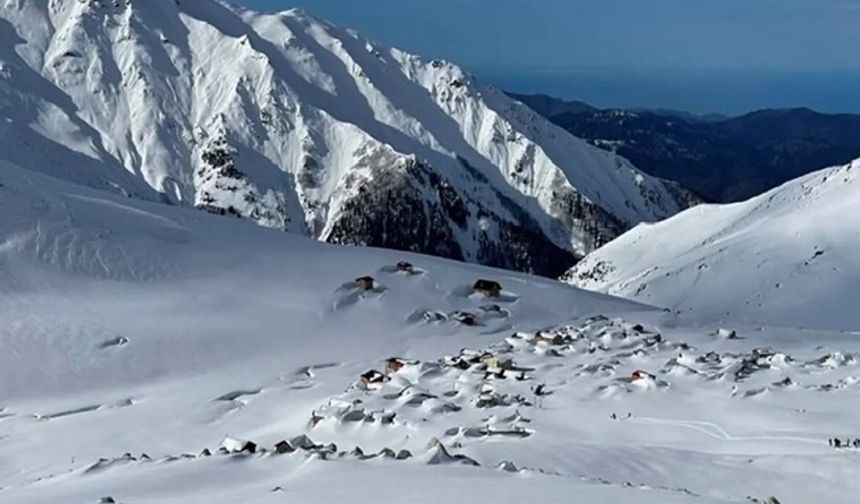 Rize ve Trabzon’un yaylaları beyaza büründü