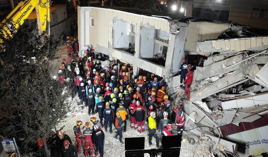 Anne ve babanın cansız bedeni 19 saat sonra çıkarıldı!