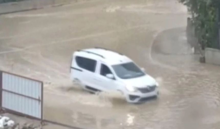 İzmir’deki sağanak yağışta ev ve iş yerleri su altında kaldı