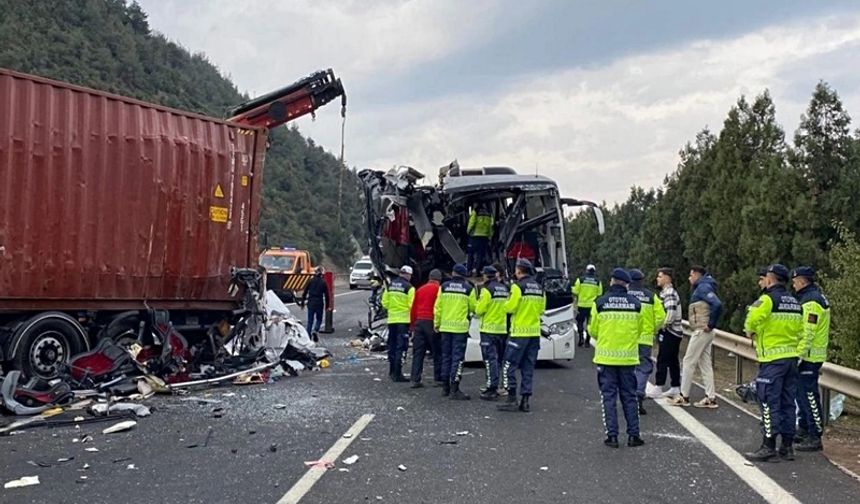 Osmaniye’de yolcu otobüsü tıra çarptı: 6 ölü, 11 yaralı