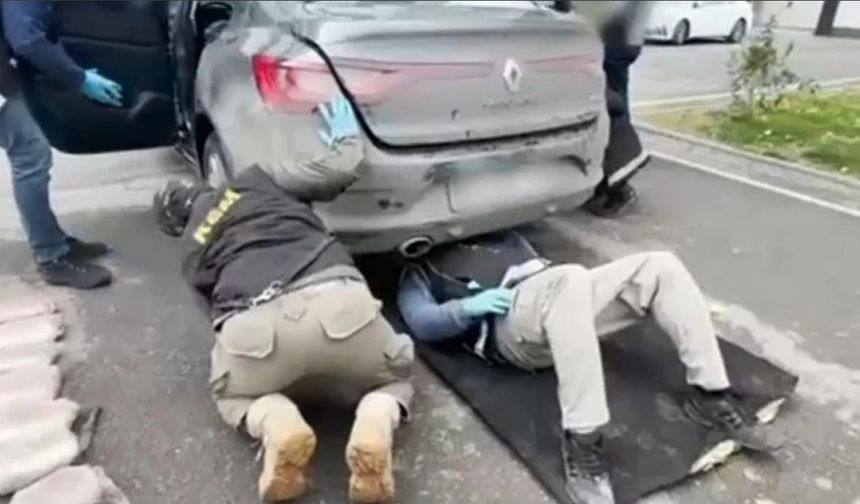 Aracın koltuklarına gizlenmiş 56 kilo uyuşturucu ele geçirildi