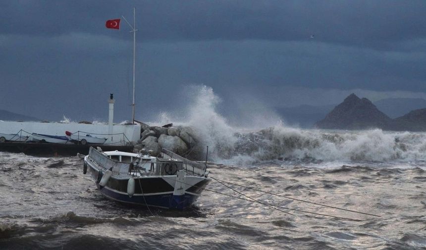 Kaş’ta şiddetli fırtınada nedeniyle Ağaçlar devrildi, okul çatısı zarar gördü