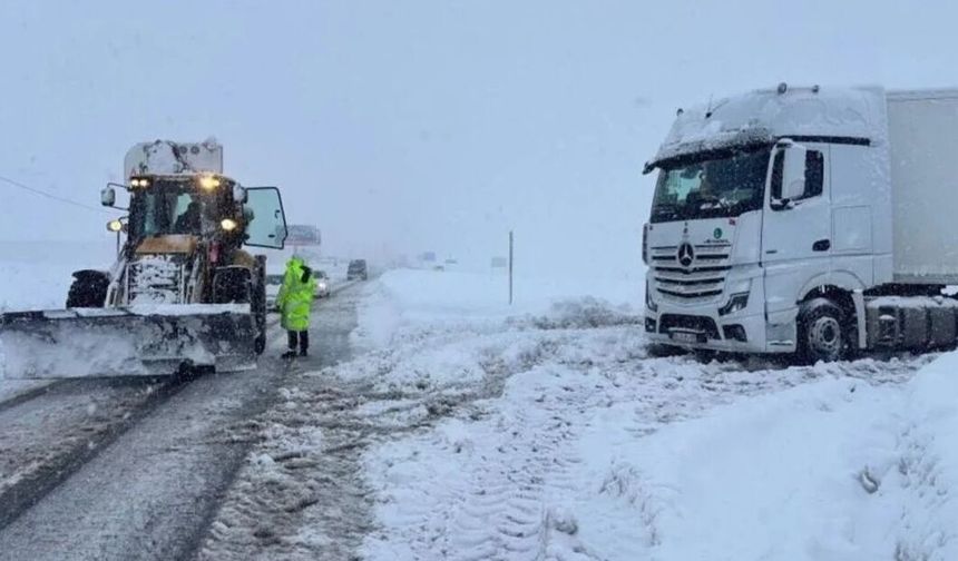 Kar ve tipi ulaşımı kilitledi: Çok sayıda yol kapalı