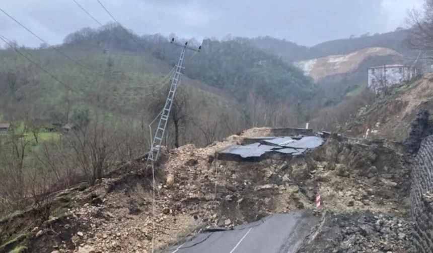 Ordu-Tokat yolunda 300 metrelik bölüm çöktü!