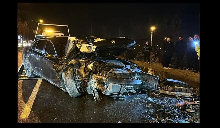 Düzce'de otomobil otobüse çarptı: 5 yaralı