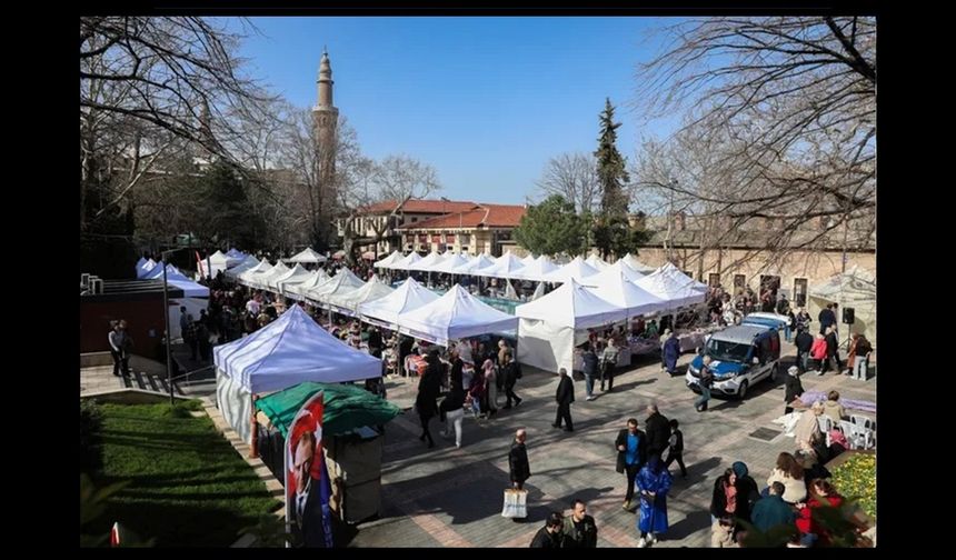 Bursa'da ‘Meydan Kadınların’ dayanışma pazarı yoğun ilgi gördü
