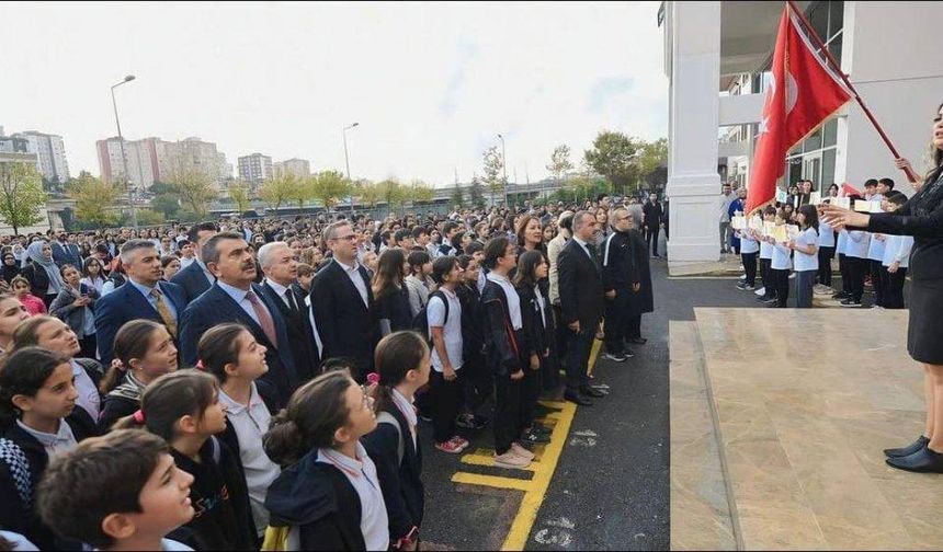 Okullarda 6 Şubat Depremi İçin Saygı Duruşu