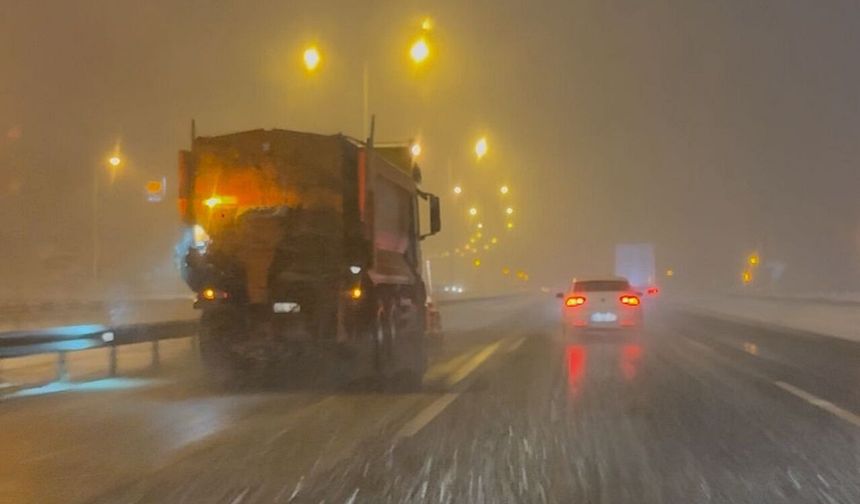 Bolu Dağı’nda kar yağışı etkisini artırıyor, ekipler sahada