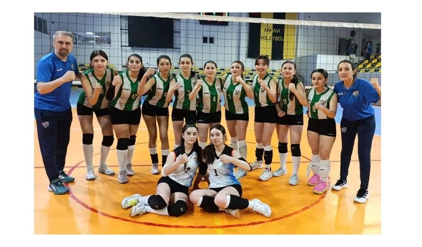 Artvin’de genç kızlar voleybolunun şampiyonu Artvinspor