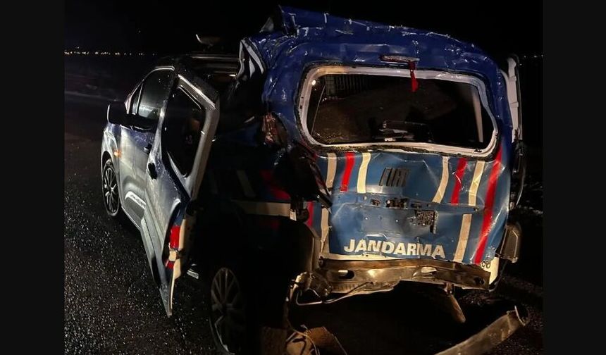 Erzurum’da Jandarma aracına tır çarptı, 4 yaralı