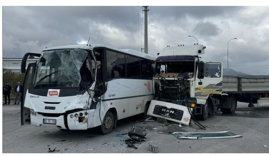 Karaman’da işçi servisi ile tır çarpıştı: 12 yaralı