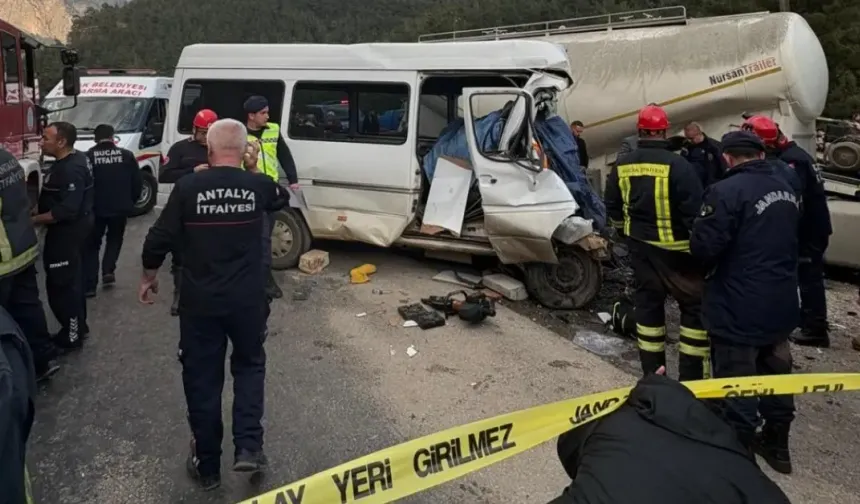 Burdur’da feci kaza: İşçi servisi ile tır çarpıştı, 7 ölü