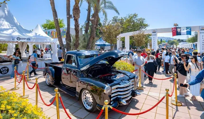 İzmir Klasik Otomobil Sergisi yoğun ilgi gördü!