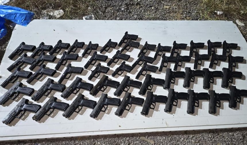 İstanbul’da Toprağa Gömülü Ve Kompresör Tankında Saklı 20 Tabanca Ele Geçirildi