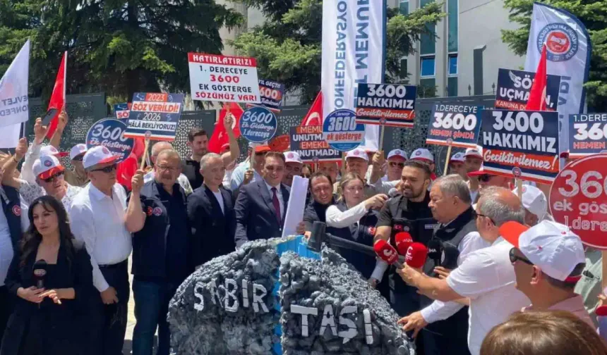 Memurlar basın açıklamasında sabır taşını balyozla kırdılar
