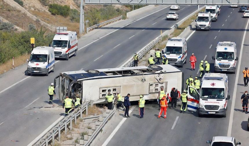 Afyonkarahisar Karayolunda Yolcu Otobüsü Devrildi: 31 Yaralı