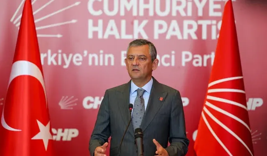 Özgür Özel ve 90 milletvekili CHP'den ayrılarak Yeni Parti'ye katıldı