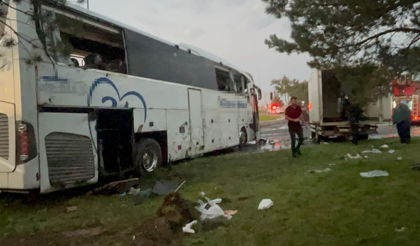 Kayseri’de Yolcu Otobüsü İle Akaryakıt Tankeri Çarpıştı: 35 Yaralı