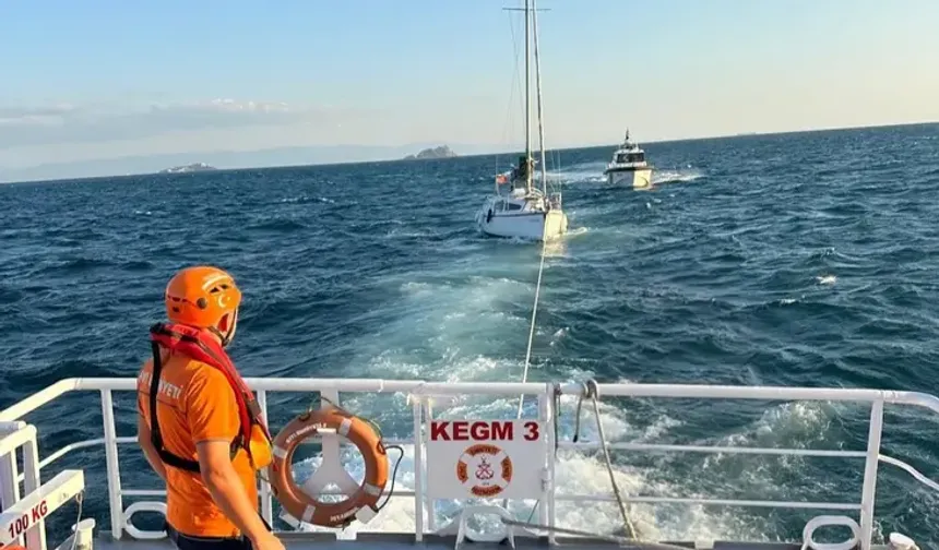 Moda açıklarında sürüklenen tekne kurtarıldı