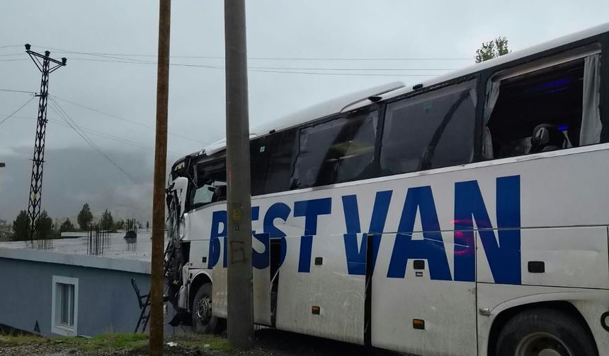 Şırnak’ta Yolcu Otobüsü TIR’la Çarpışıp Eve Girdi: Şoför Hayatını Kaybetti, 14 Yaralı
