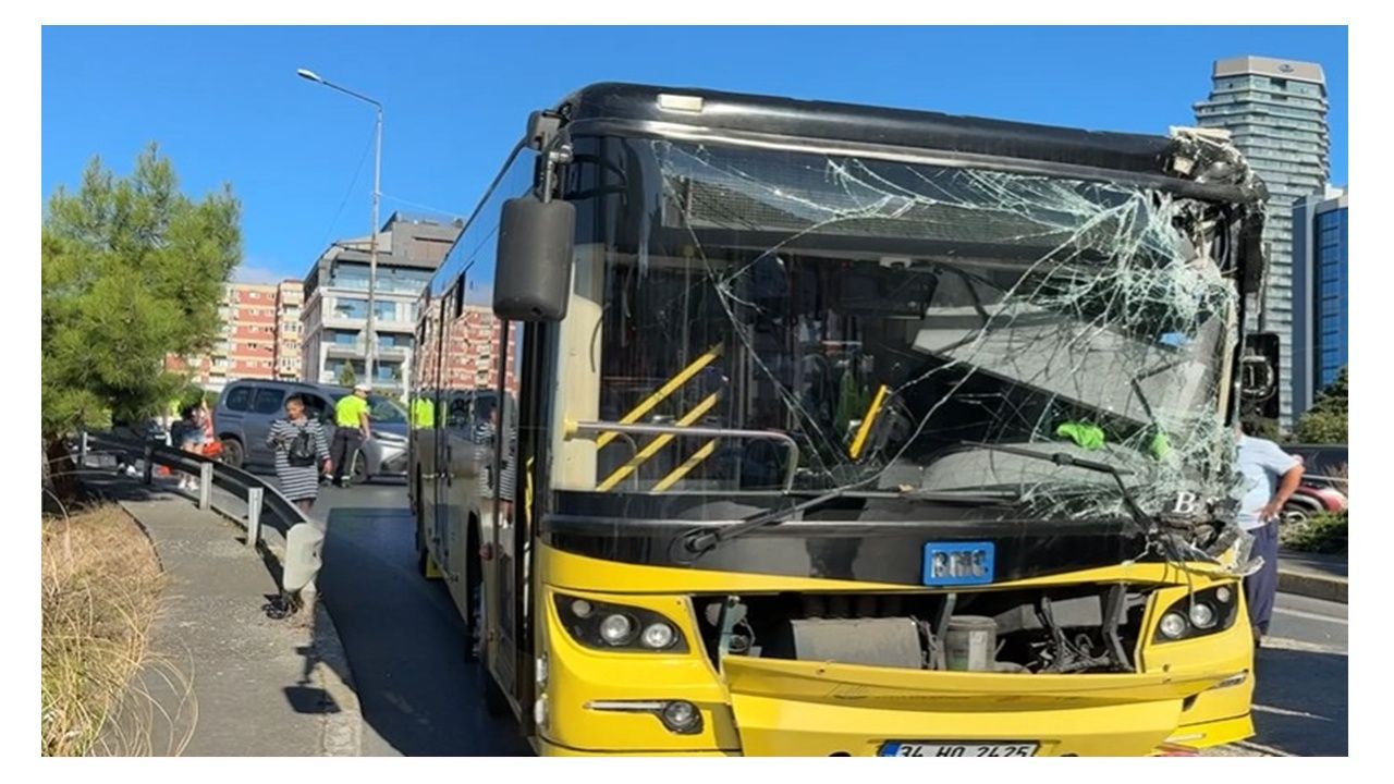 Beşiktaş’ta Özel Halk Otobüsü İş Makinesine Çarptı: 5 Yaralı