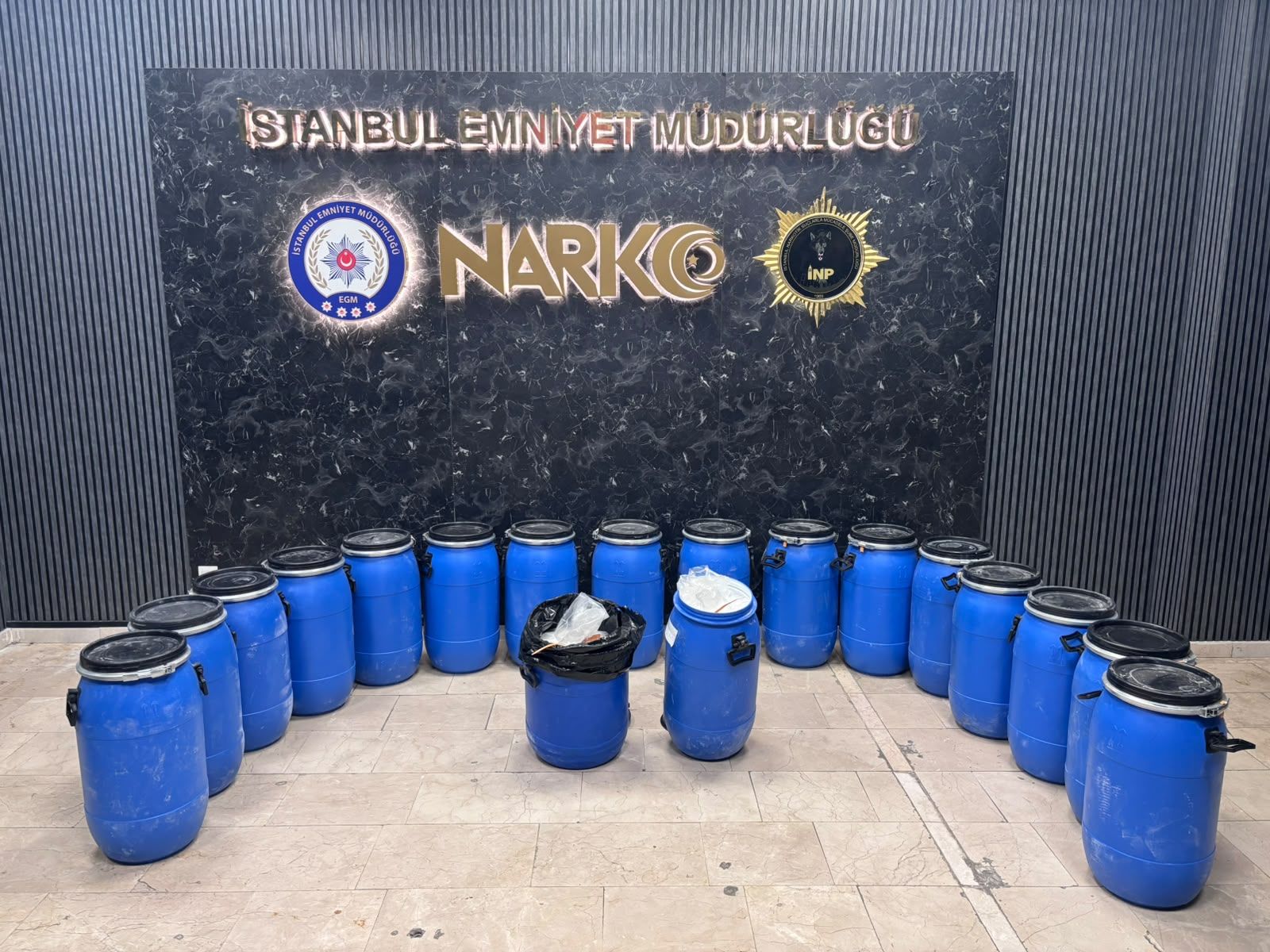 Bayrampaşa’da Araçta Yaklaşık Yarım Ton Uyuşturucu Madde Ele Geçirildi