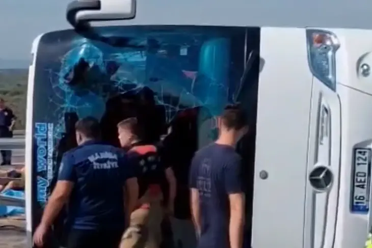 Akhisar’da Feci Kaza: Tur Otobüsü Çekiciyle Çarpıştı, 11 Ölü, 27 Yaralı